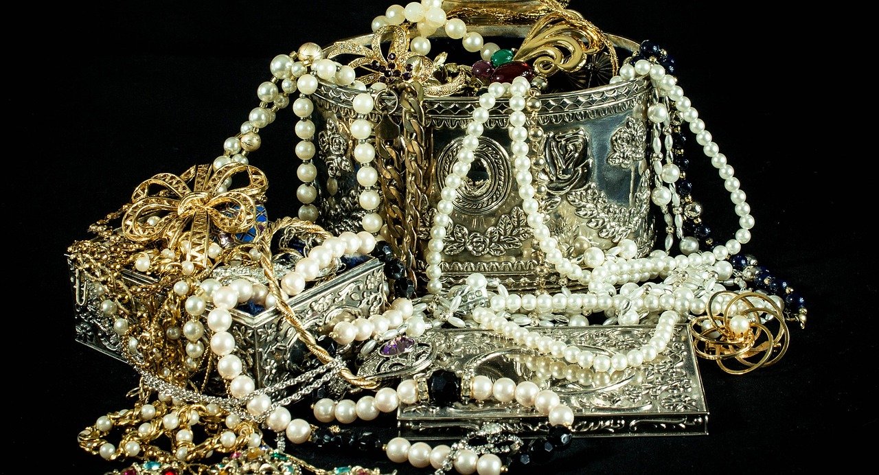 jewels, jewelry, necklace, broach, gold, silver, pearls, diamonds, costume jewelry, treasure, jewels, jewelry, jewelry, jewelry, jewelry, jewelry, treasure, treasure, treasure, treasure